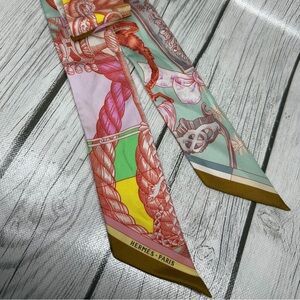 PRE LOVED Hermes 100% Silk Kelly en Perles Scarf Twilly